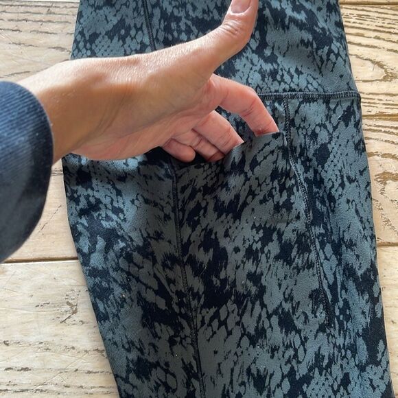 Athleta Salutation Stash Pocket II Printed 7/8 Tight Leggings in Petro XS TP - Picture 3 of 9